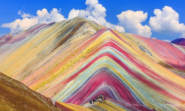 mountain picture that has multiple layers of color